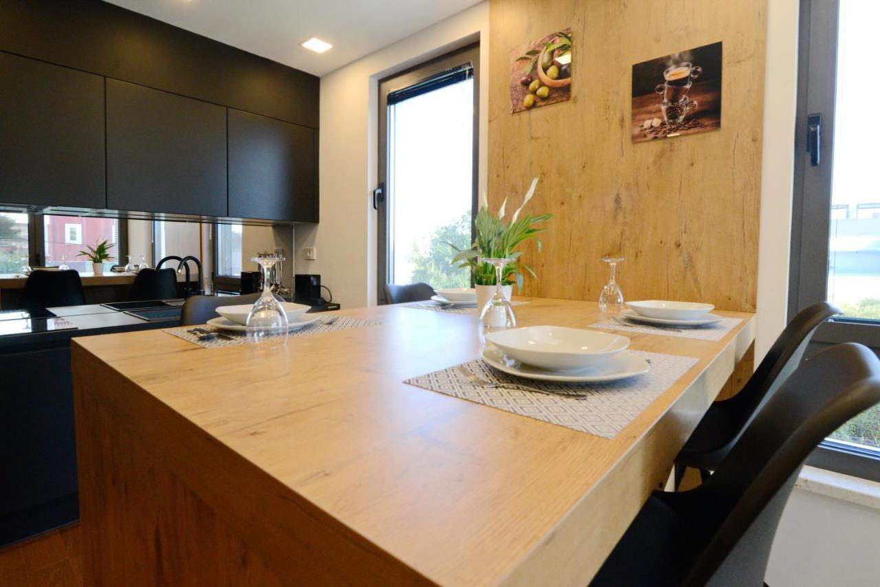 Novi Apartman Beti Blizu Plaze S Besplatnim Parkingom, Puntamika - Appartement
