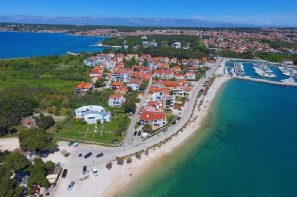 Novi Apartman Beti Blizu Plaze S Besplatnim Parkingom, Puntamika - Appartement